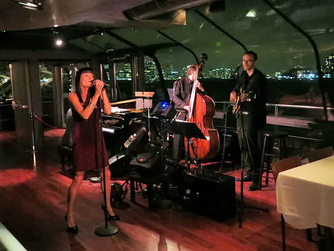 Passeio de barco com jantar no Bateaux em Nova York - Banda ao vivo