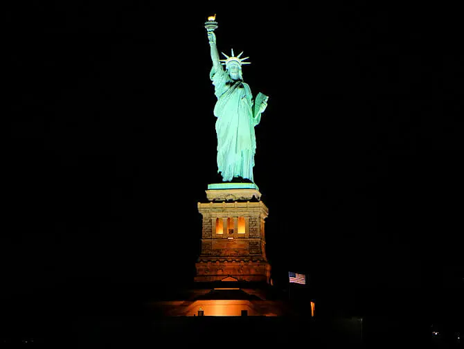 Passeio de barco com jantar no Bateaux em Nova York - Estátua da Liberdade