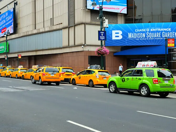 Táxis em Nova York - Táxi verde ao lado de um táxi amarelo em Nova York