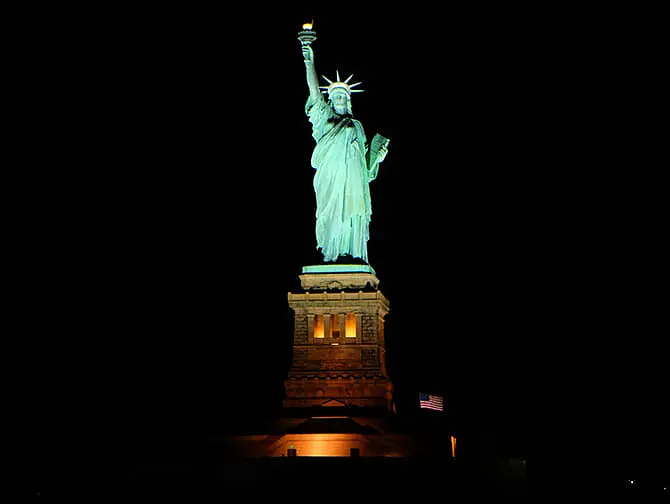 Cruzeiro ao pôr do sol na Estátua da Liberdade - Lady Liberty