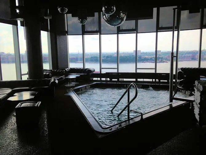 Bares e baladas LGBTQ+ em Nova York - Piscina Le Bain