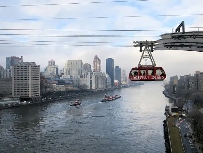 Roosevelt Island Tram em Nova York - Roosevelt Tram visto da QueensBoro Bridge NYC
