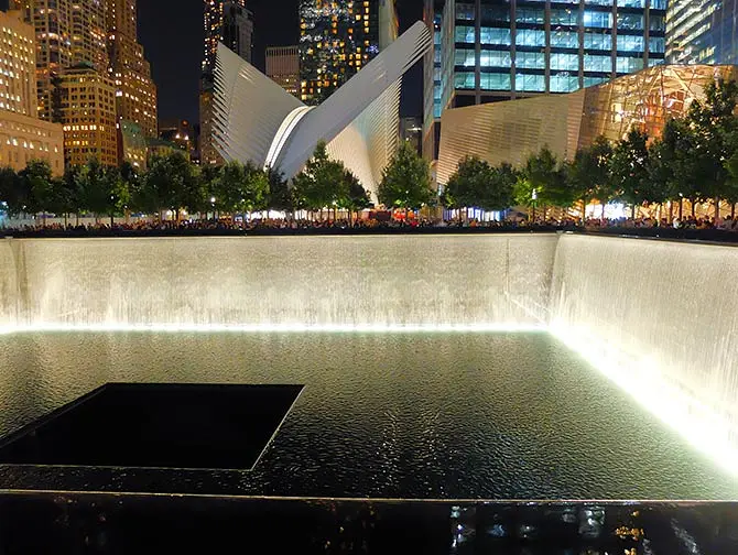 Memorial 11 de Setembro em Nova York à noite