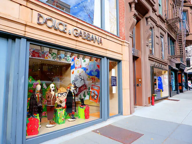 Compras no Upper East Side em Nova York - Olhando as vitrines