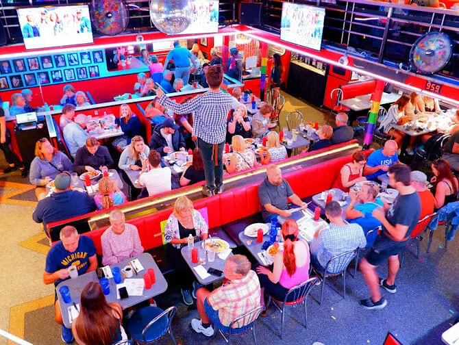 Café da manhã em Nova York - Interior do Ellen's Stardust