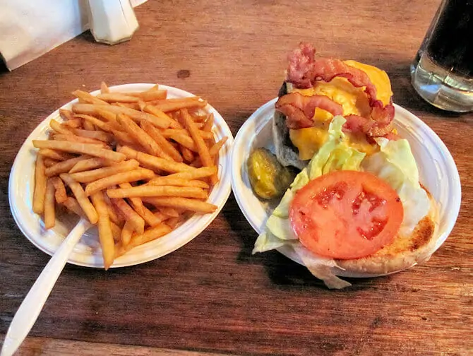 Melhores hambúrgueres de Nova York - hambúrguer do Corner Bistro