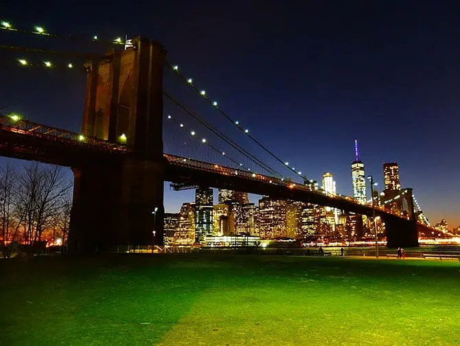 Parques em Nova York - Brooklyn Bridge à noite