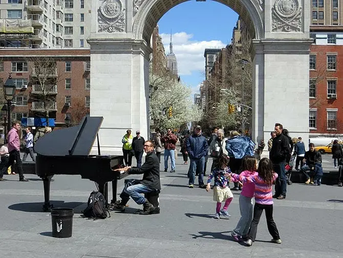 Parques em Nova York - música ao vivo no Washington Square Park