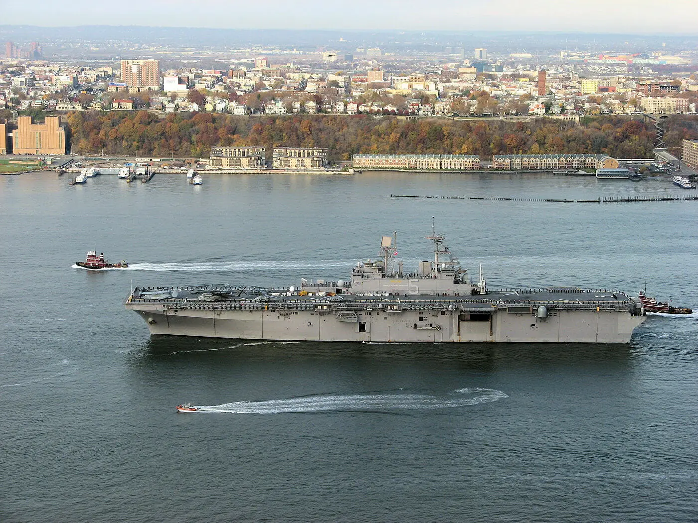 Navio durante Fleet Week em Nova York