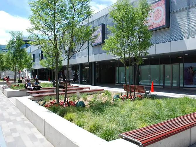Empire Outlets em Nova York - Rua principal