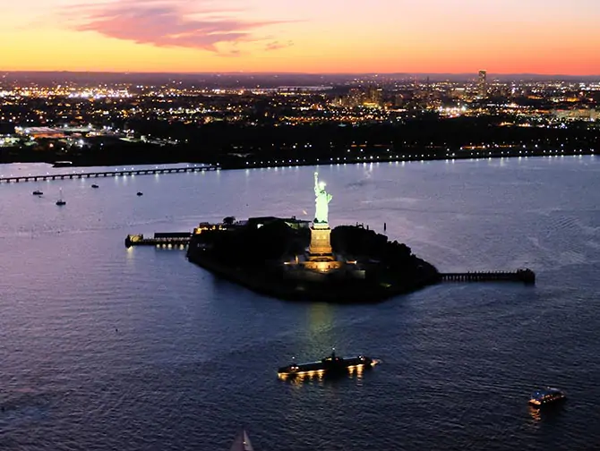 Passeio de helicóptero noturno em Nova York - Estátua da Liberdade