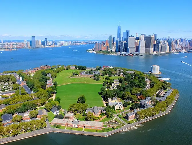 Rotas dos passeios de helicóptero em Nova York - Governors Island