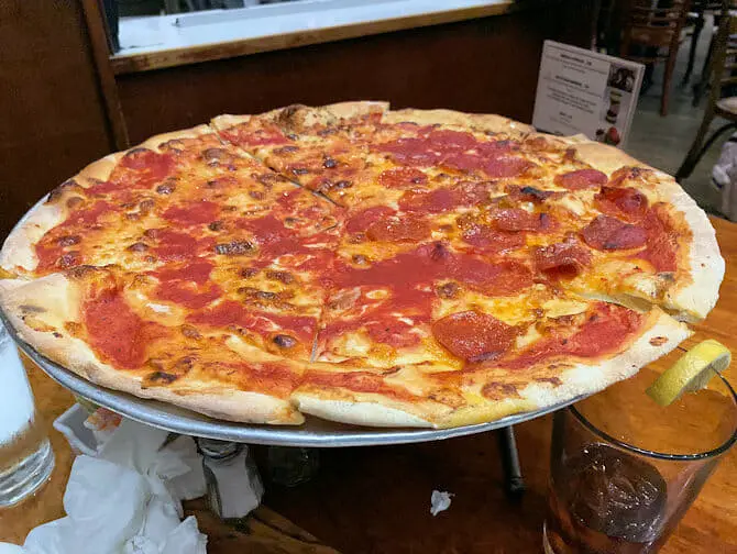 Onde comer com crianças em Nova York - Pizza no John's