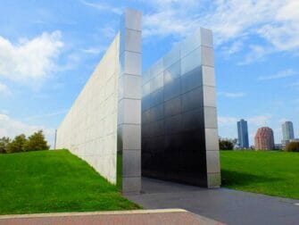 Empty Sky Memorial em Nova Jersey - Vista lateral