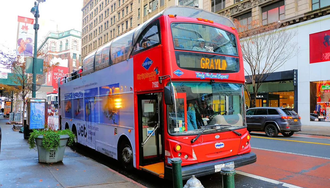 Ônibus turístico Gray Line em Nova York - Subindo no ônibus