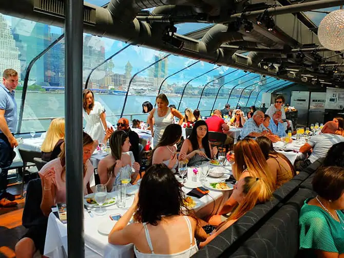 Passeio de barco com almoço no Bateaux em Nova York - Almoçando