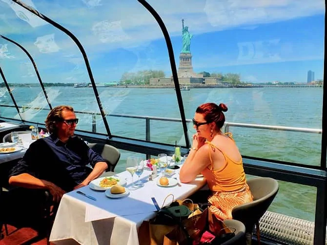 Cruzeiro com almoço no Bateaux em Nova York