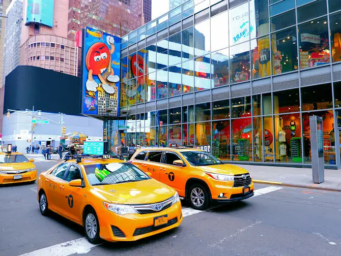 O que fazer no Theater District - M&M Store