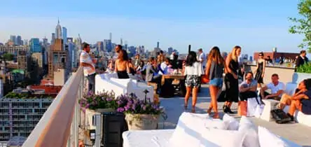 Visite um bar rooftop