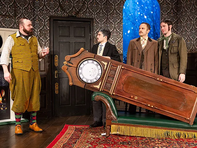 Ingressos para The Play That Goes Wrong em Nova York - Adereços