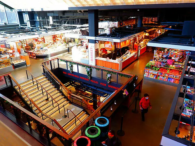 O que fazer em Lower East Side - Interior do Essex Market