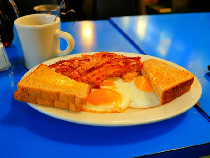 Comida típica americana em Nova York Sunny - side up