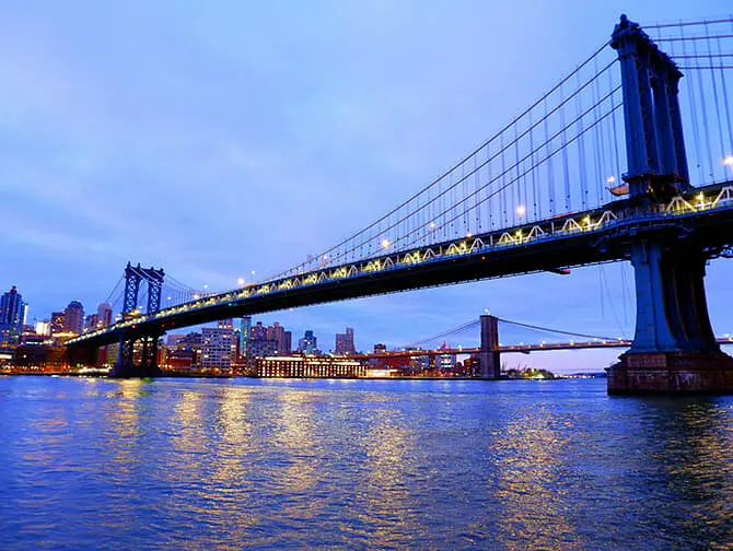 Manhattan Bridge em Nova York - À noite