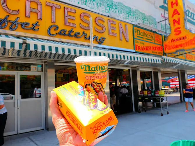 Parque de diversões Deno’s Wonder Wheel em Coney Island - Famoso Hot Dog do Nathans