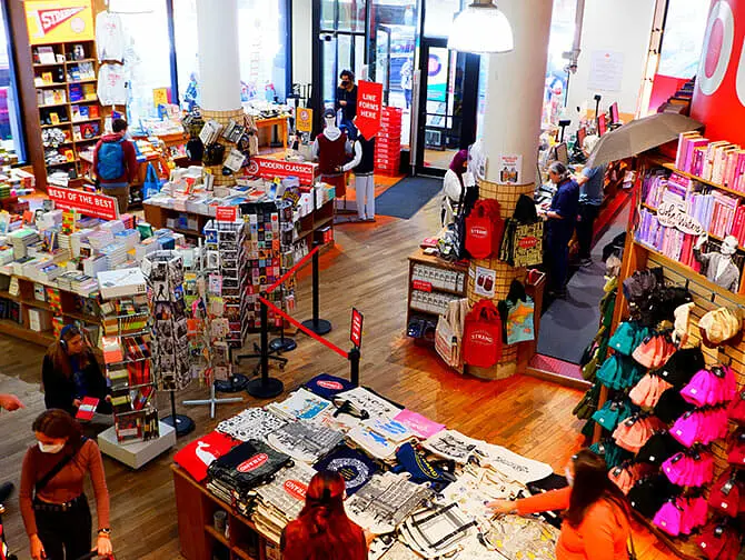 Dentro da Strand Book Store em Nova York