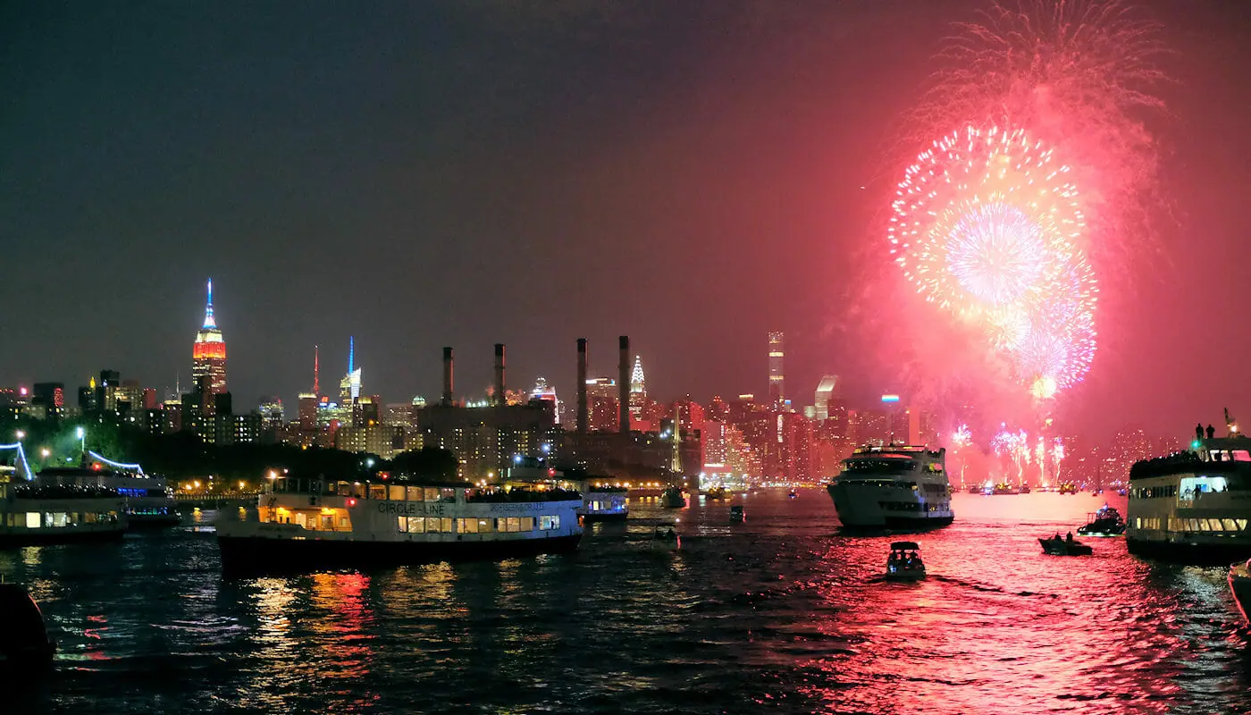 Passeios de Barco no 4 de Julho em Nova York - Fogos de artifício
