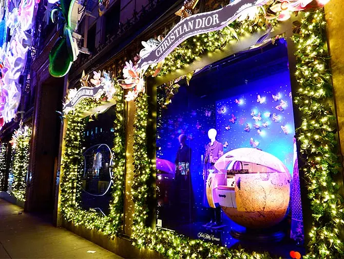Show de luzes na Saks Fifth Avenue em Nova York - Vitrines