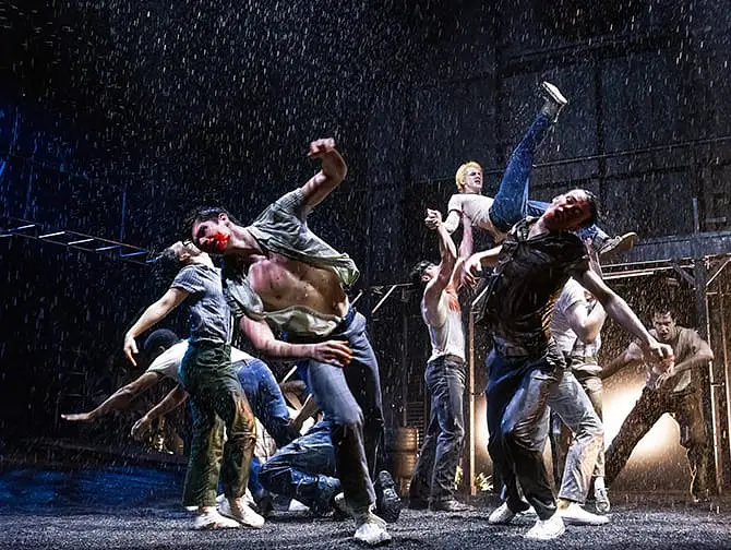 Ingressos para The Outsiders na Broadway - Luta