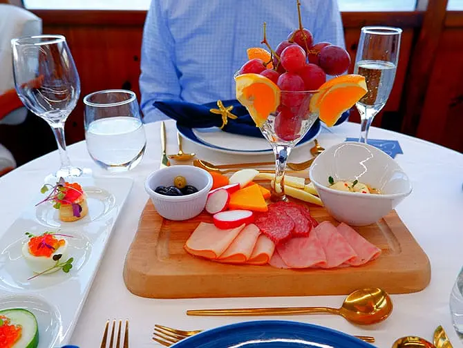 Passeio de barco com jantar em Nova York - Comida