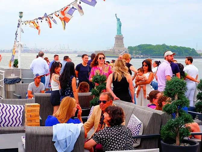 Passeio de barco com bufê de jantar em Nova York - Exterior