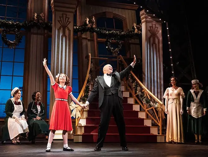 Annie, o musical em Nova York - Annie e Warbucks
