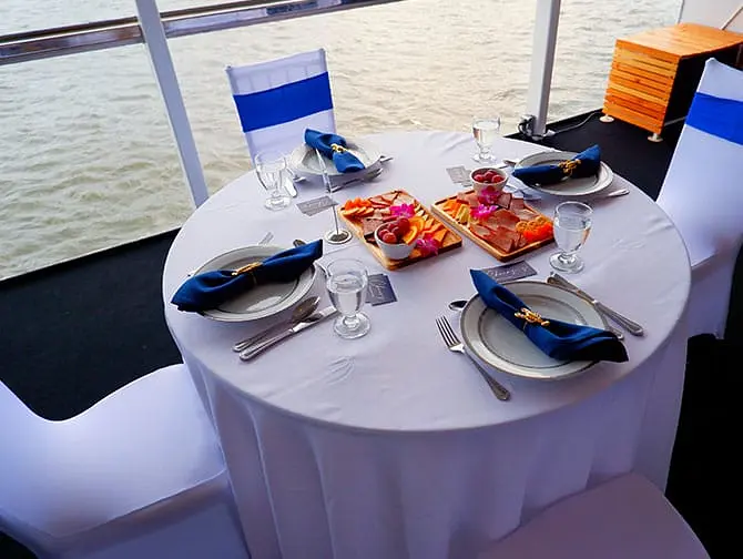 Cruzeiro com jantar em Manhattan em Nova York - Jantar com vários pratos