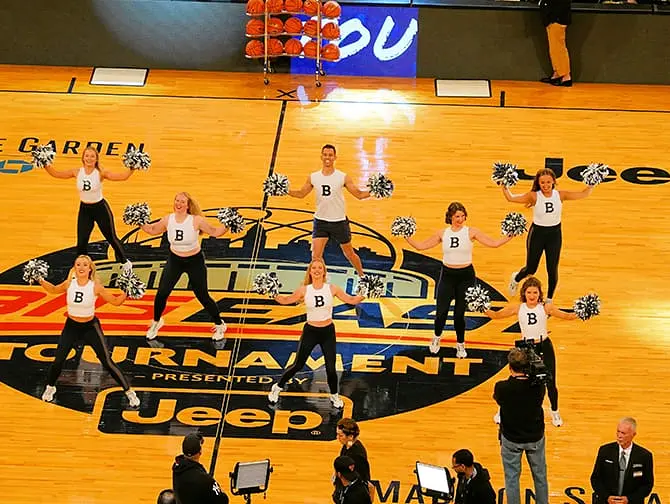Basquete universitário em Nova York - Cheering