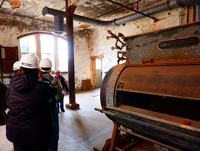 Tour Hard Hat de Ellis Island em Nova York - Tour em Pequenos Grupos