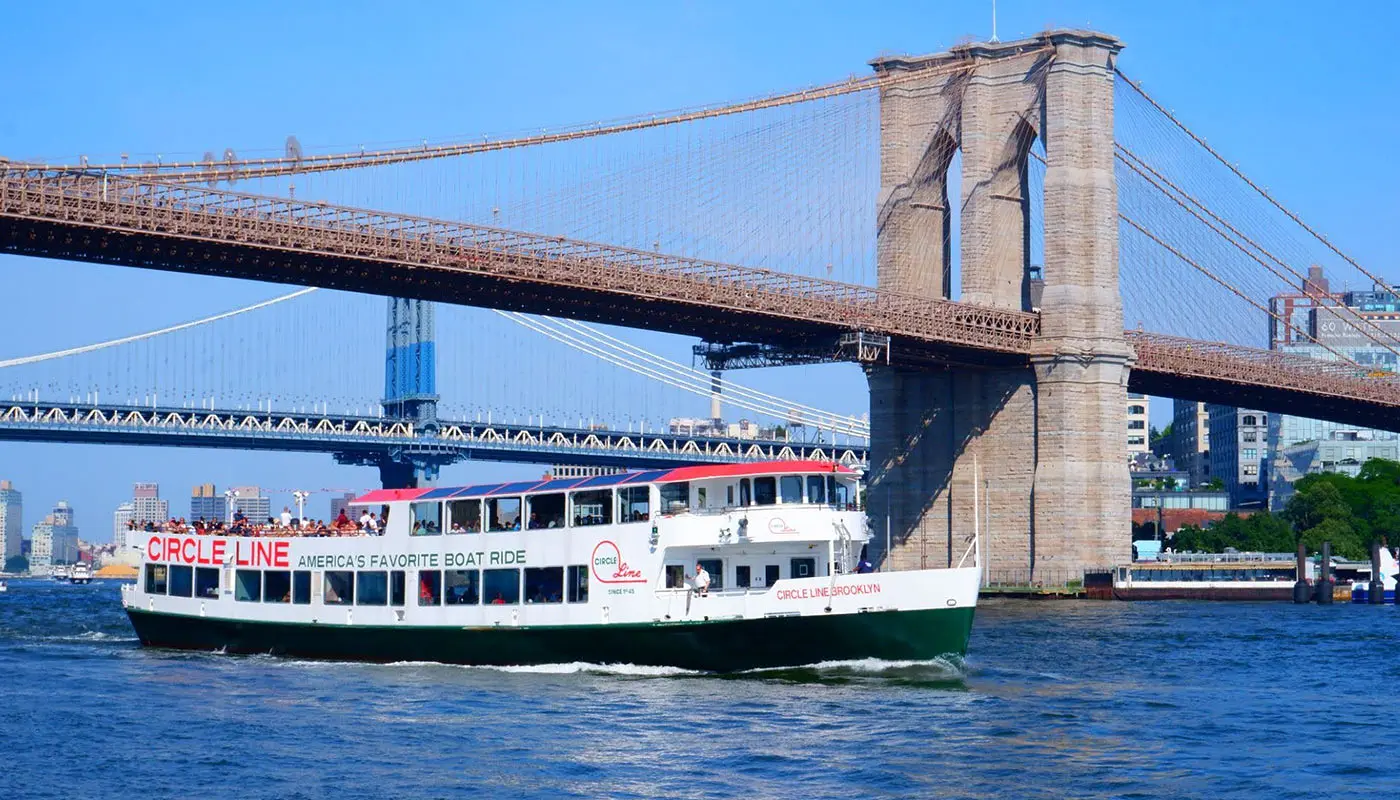 Roteiro de 5 dias em Nova York — Faça um passeio de barco para ver os pontos turísticos pelo rio