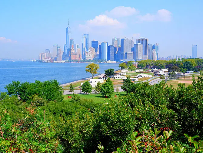 Rota pedestre pela Governors Island em Nova York